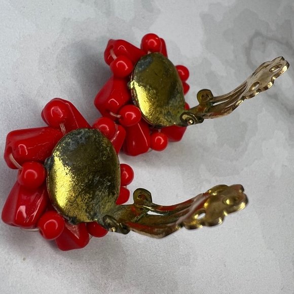 Vintage Candy Red Beaded Flower Cluster Clip On Estate Earrings - Picture 6 of 7